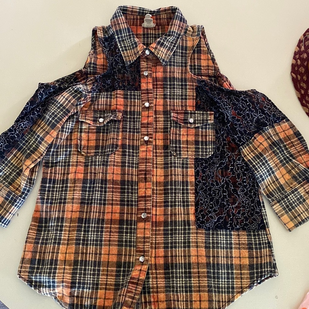 Gimmicks By Bke Open Shoulder Button Up Size M - image 1